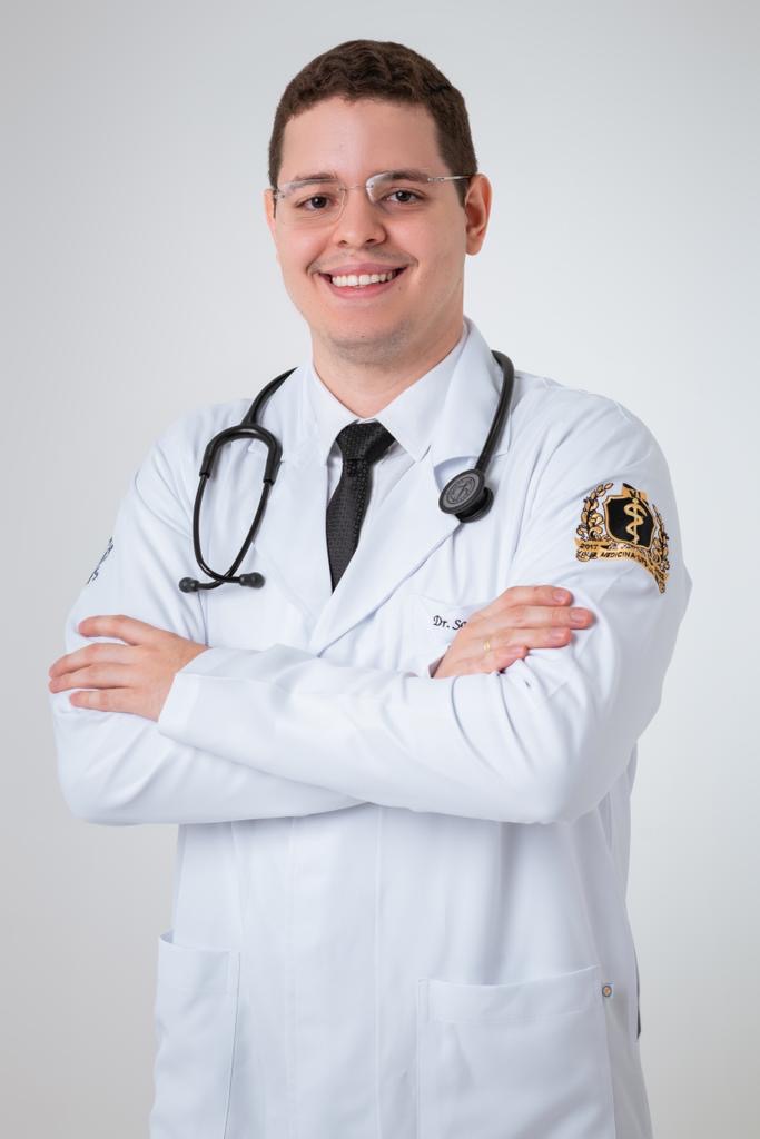 Dr. Samuel Felipe Barbosa de Sousa de jaleco e estetoscópio